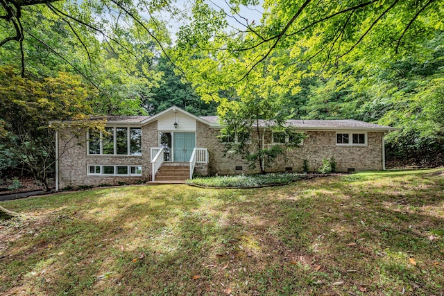 ranch-style home featuring a front lawn