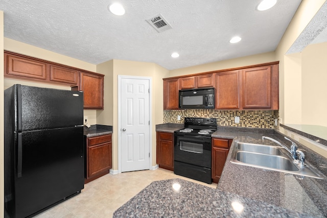 kitchen with sink, kitchen peninsula, a textured ceiling, backsplash, and black appliances