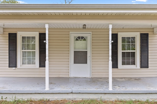 entrance to property featuring covered porch