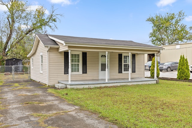 view of front facade featuring covered porch and a front lawn