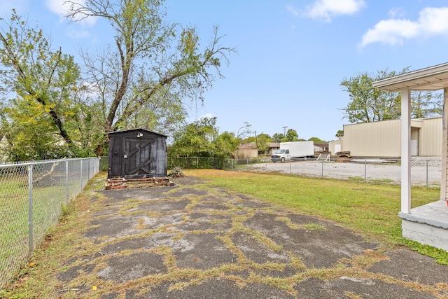 view of yard with a storage shed