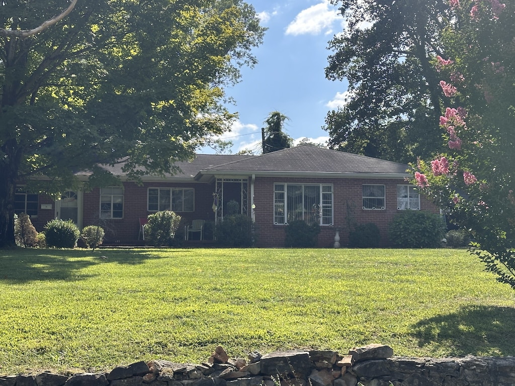 single story home with a front lawn