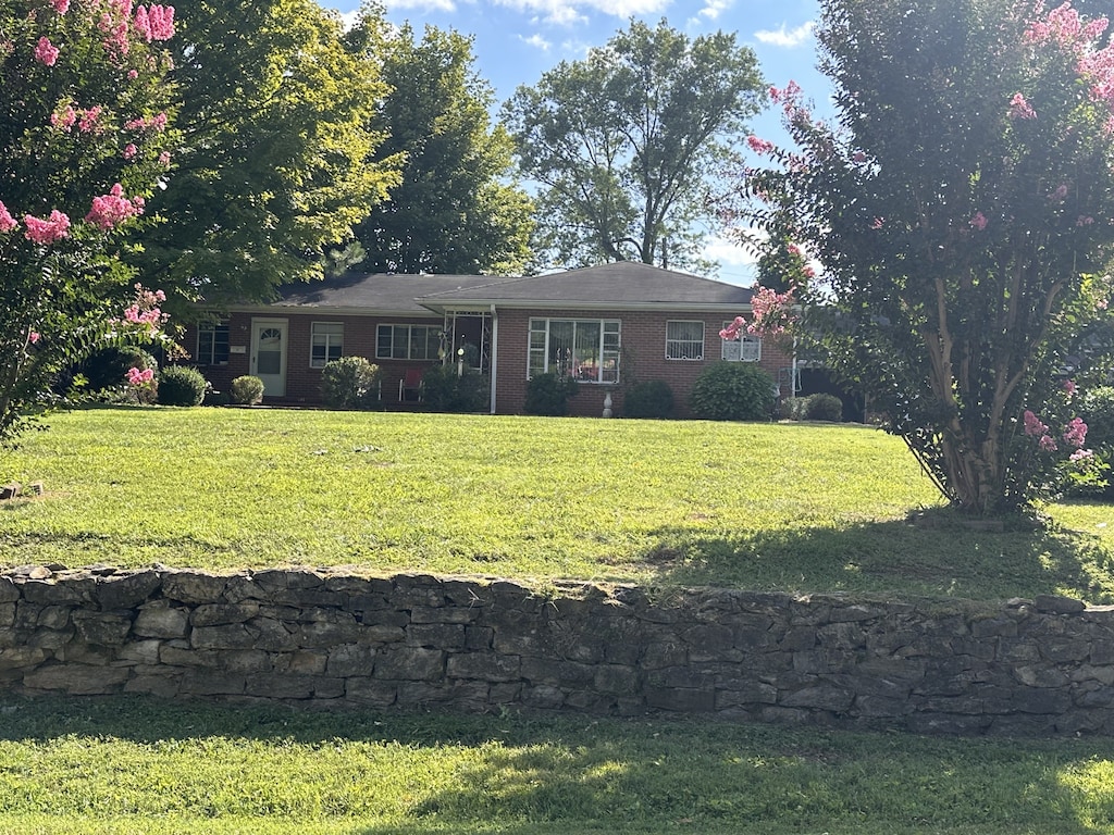 ranch-style house featuring a front lawn