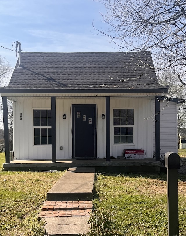 view of front of house with covered porch and a front yard