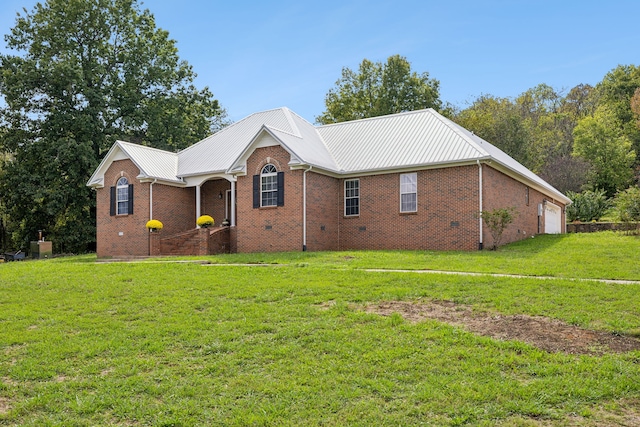 view of front of property featuring a front yard and a garage