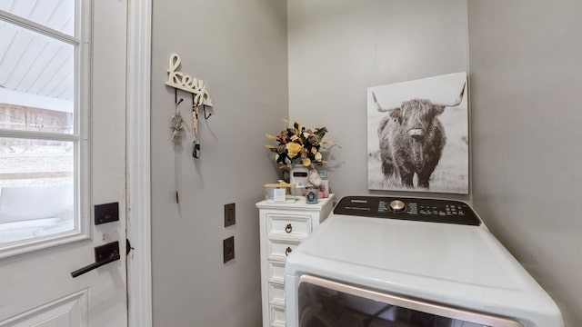 laundry room featuring cabinets and washer / dryer