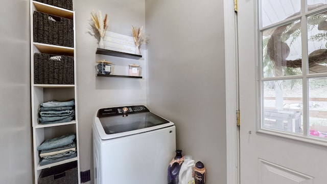 laundry area with washer / clothes dryer