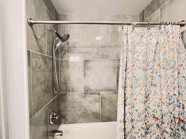 bathroom featuring shower / bath combo