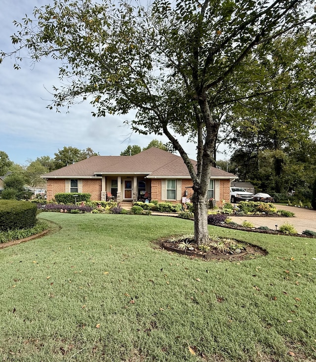 single story home featuring a front yard