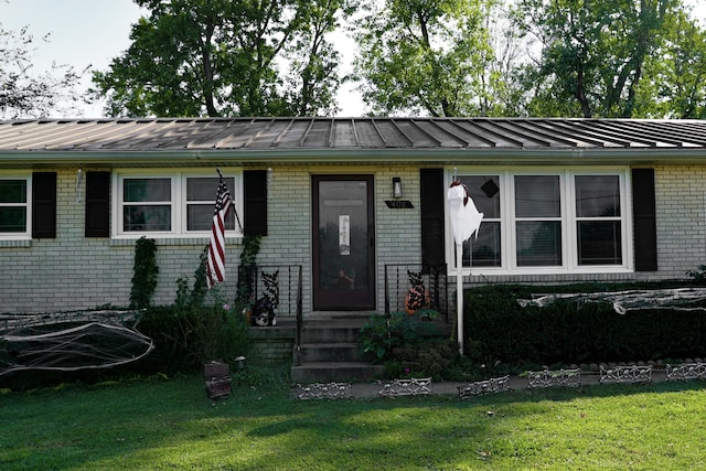 view of front facade featuring a front lawn