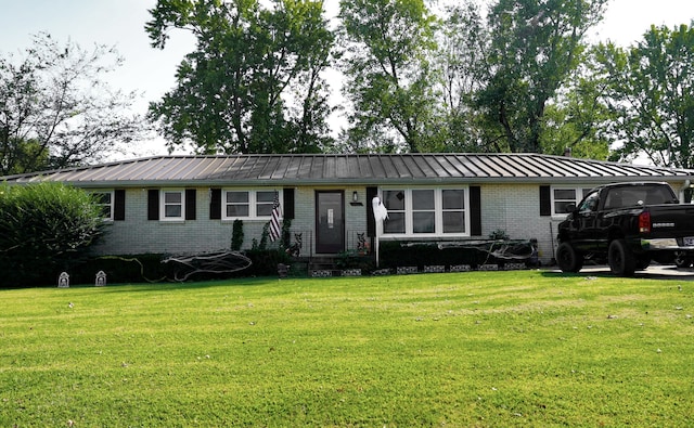 single story home featuring a front yard