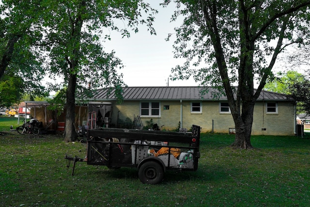 back of house featuring a yard