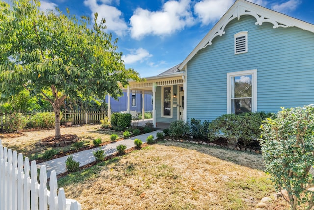 view of front of house featuring a front lawn and covered porch