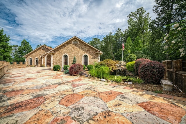 view of front of property featuring a patio