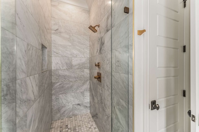 bathroom featuring tiled shower