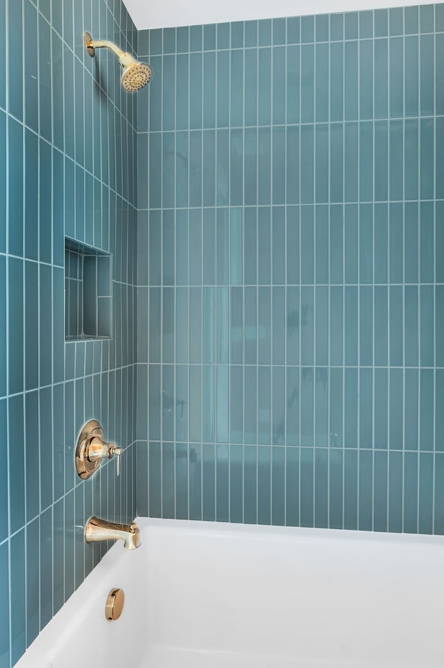 bathroom featuring tiled shower / bath combo