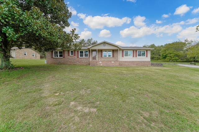 single story home with a front lawn