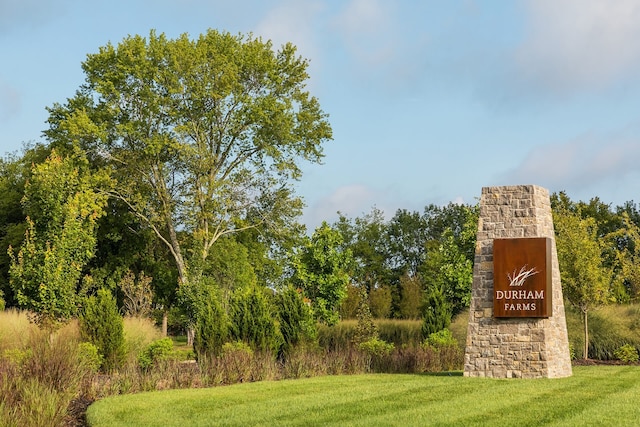 community sign with a lawn