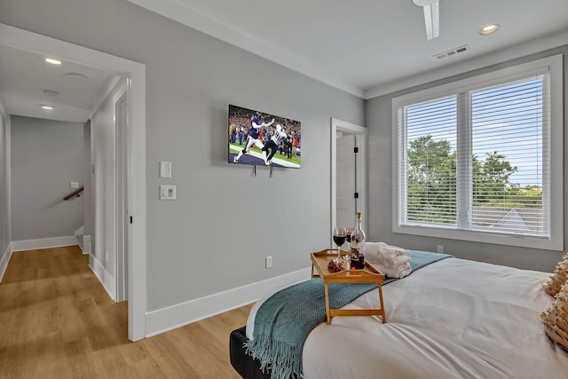 bedroom with recessed lighting, baseboards, visible vents, and light wood-type flooring