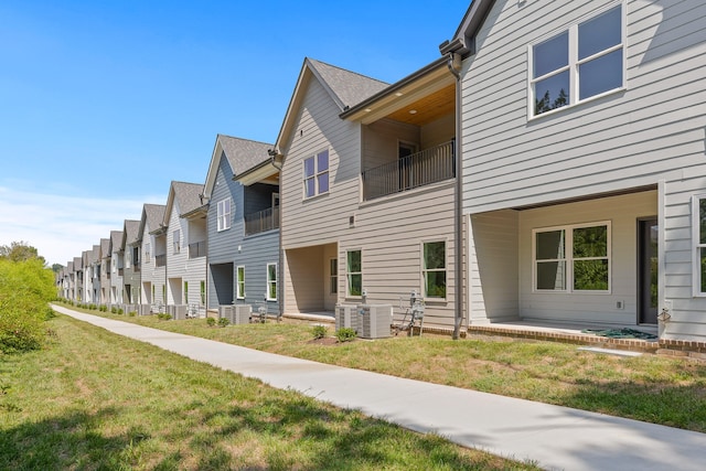 view of property's community featuring a yard