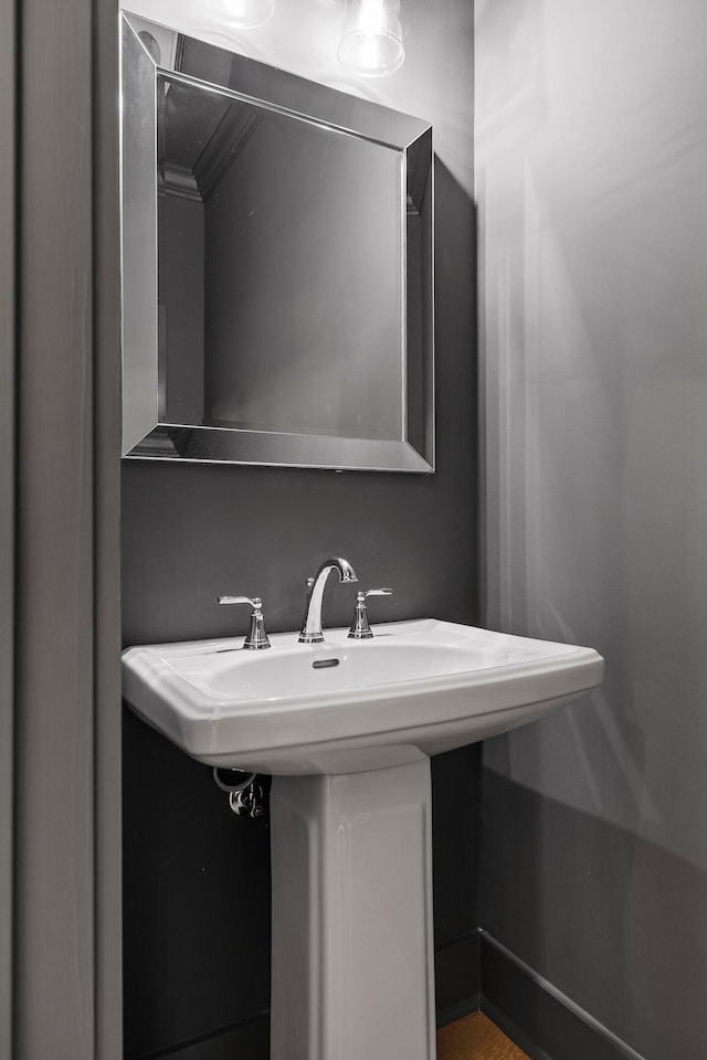 bathroom featuring a sink