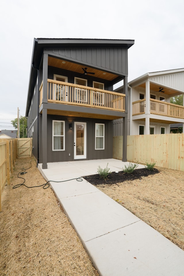 view of front facade featuring ceiling fan, a balcony, and a patio