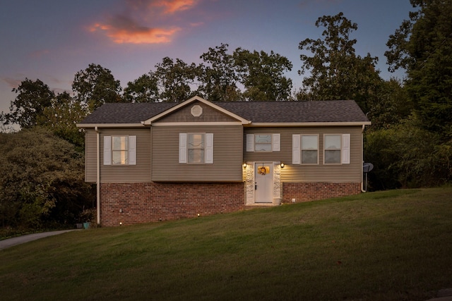 view of front of property featuring a lawn