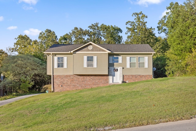 view of front facade with a front lawn