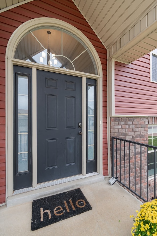 property entrance featuring a balcony