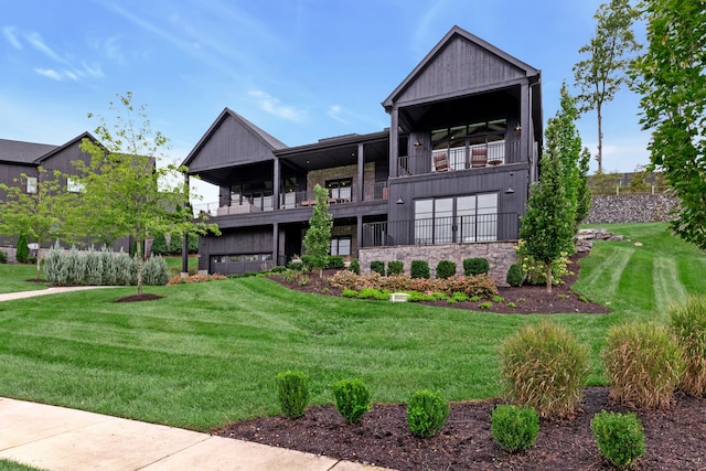 view of front facade featuring a balcony and a front lawn