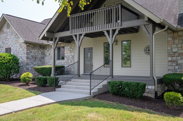 view of front of property featuring a balcony