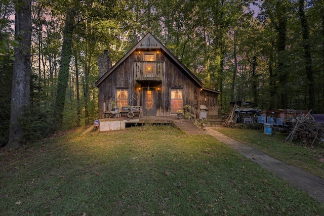 view of front of house featuring a front yard