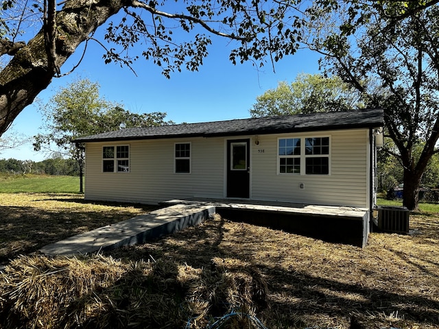 view of front of home with a front lawn