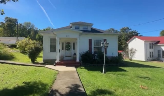 view of front of house with a front yard