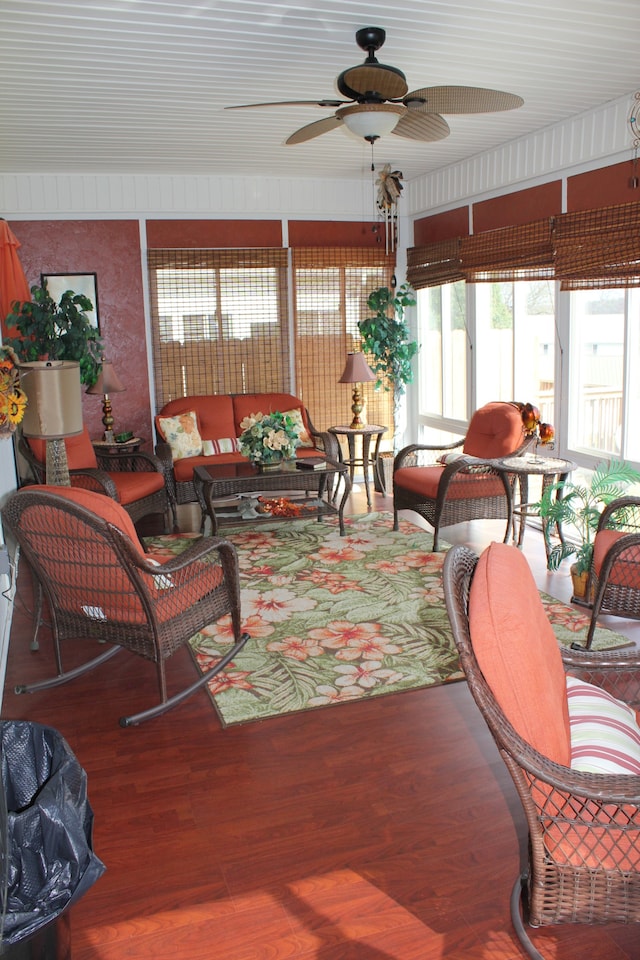 sunroom with ceiling fan