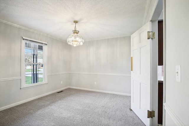 empty room with carpet, ornamental molding, a textured ceiling, and a notable chandelier