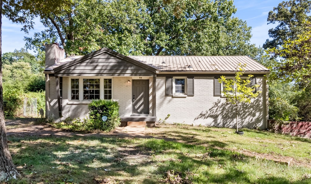 single story home with a front lawn