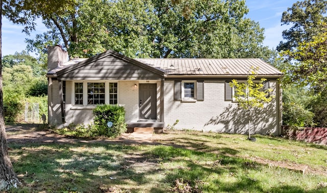 single story home with a front lawn