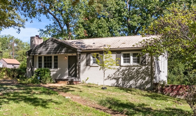 ranch-style home with a front yard