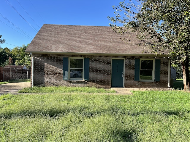 view of front of house featuring a front yard