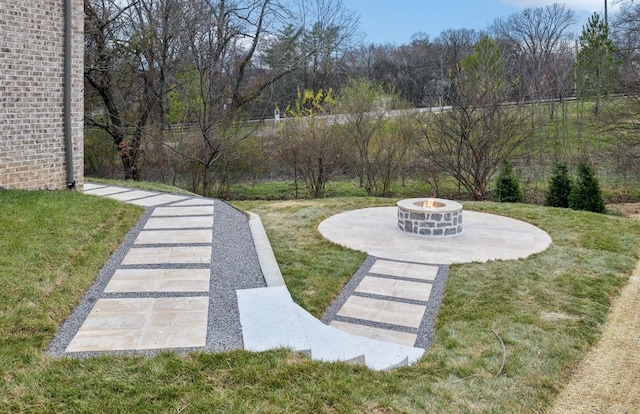 view of yard featuring a fire pit