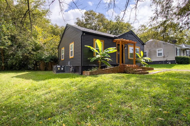 view of front of property with a front lawn