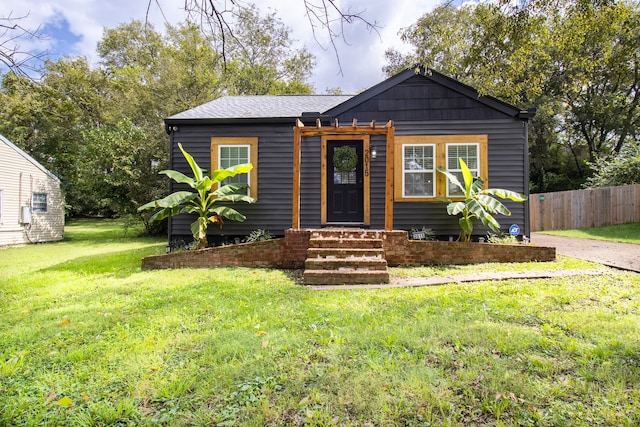 view of front of property with a front yard