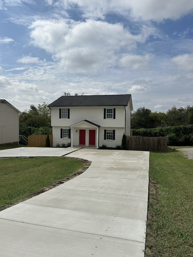 view of front facade with a front yard