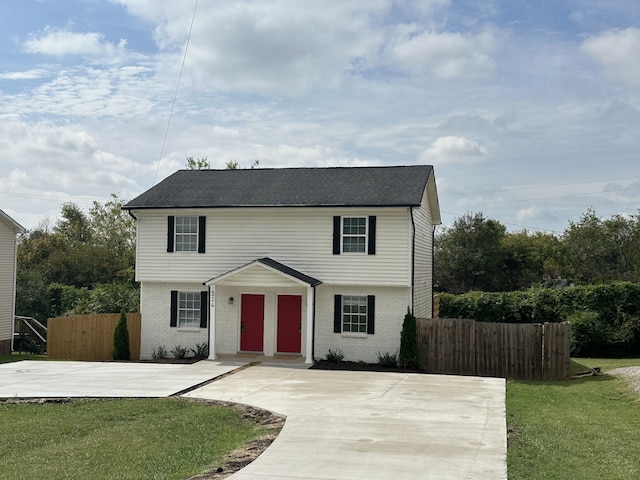 view of front facade featuring a front yard