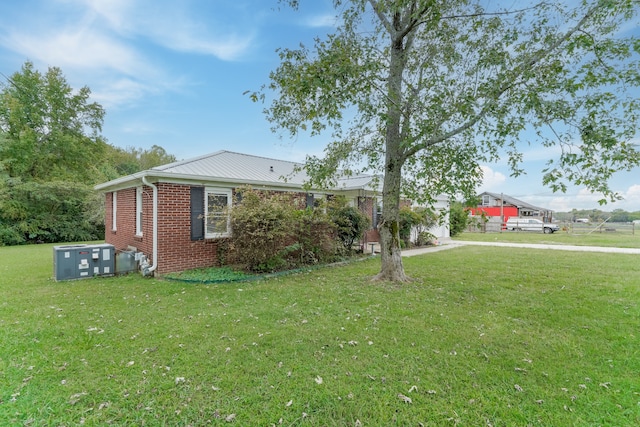 single story home with a front yard