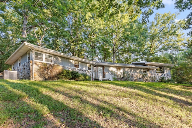 ranch-style home featuring a front lawn