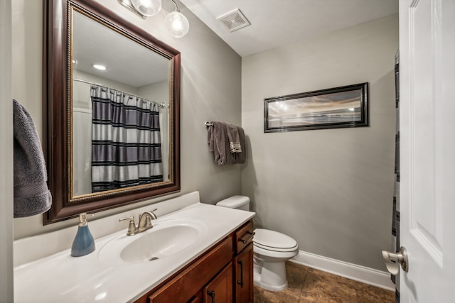 bathroom with a shower with curtain, vanity, and toilet