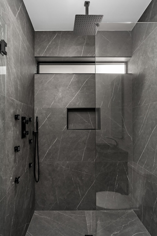 bathroom featuring a tile shower