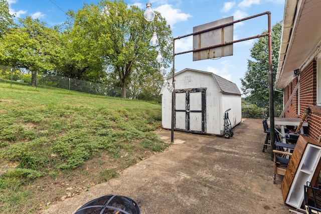 view of yard featuring a storage unit